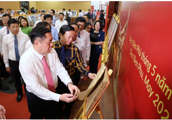 Đồng chí Nguyễn Trọng Nghĩa, Phó Thủ tướng Trần Hồng Hà và các đại biểu tham quan triển lãm tại Trung tâm báo chí. Ảnh QUANG PHÚC