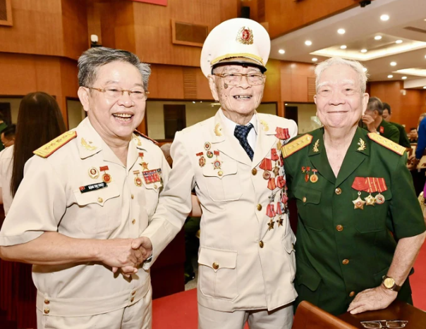 Đại tá Nguyễn Tầm Thường (giữa) vui mừng gặp lại đồng đội, ôn lại lịch sử Chiến thắng Điện Biên Phủ. Ảnh: VIỆT DŨNG