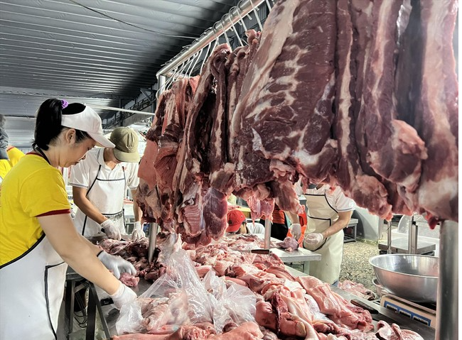 Thịt heo tăng giá khiến sức mua thêm ảm đạm Ảnh:U.P