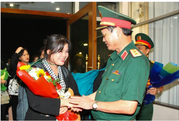 Trung tướng Nguyễn Văn Nam, Tư lệnh Bộ Tư lệnh TPHCM tặng hoa ch&uacute;c mừng c&aacute;c c&ocirc; g&aacute;i &nbsp;