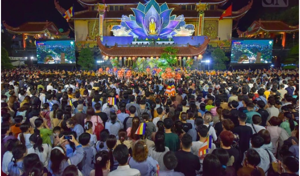 Hàng ngàn Phật tử tham dự đại lễ. Ảnh: Báo Giác Ngộ