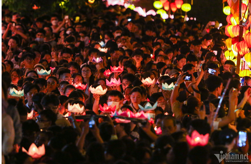 Hàng nghìn người dân TPHCM đổ về chùa Pháp Hoa (quận 3), để tham gia thả hoa đăng và cầu nguyện nhân dịp Đại lễ Phật Đản, tối 19/5.