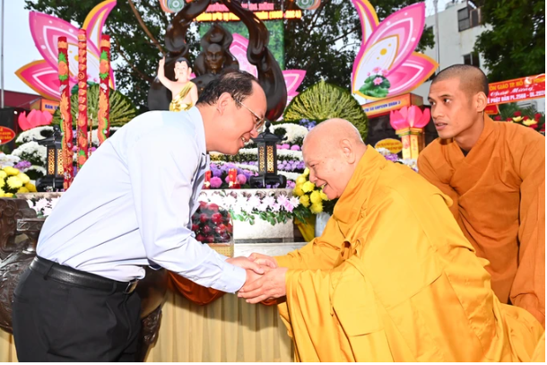 Phó Bí thư Thường trực Thành ủy TPHCM chúc mừng các hòa thượng nhân Đại lễ Phật đản - Phật lịch 2568. Ảnh: VIỆT DŨNG