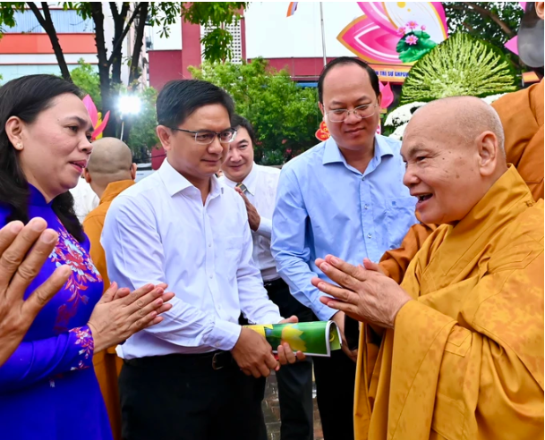 Phó Bí thư Thành ủy TPHCM chúc mừng các hòa thượng nhân Đại lễ Phật đản - Phật lịch 2568, dương lịch 2024. Ảnh: VIỆT DŨNG
