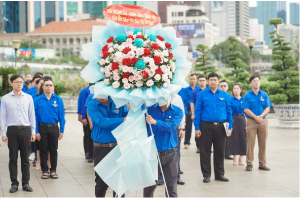 Lễ dâng hương, dâng hoa trước tượng đài Chủ tịch Hồ Chí Minh tại Bến Nhà Rồng