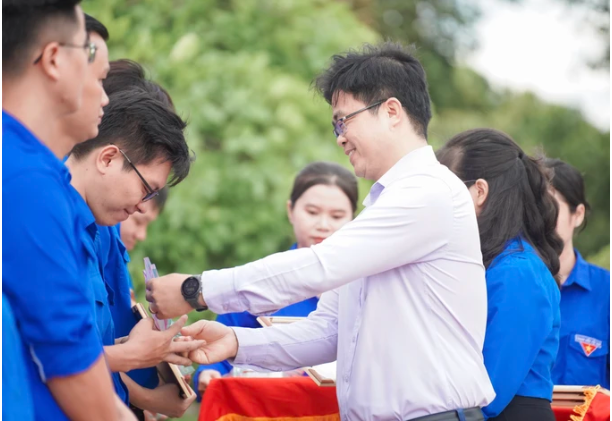 Đồng chí Phạm Văn Linh, Ủy viên Ban Thường vụ, Trưởng ban Dân vận Đảng ủy Khối, trao bằng khen cho các cá nhân điển hình
