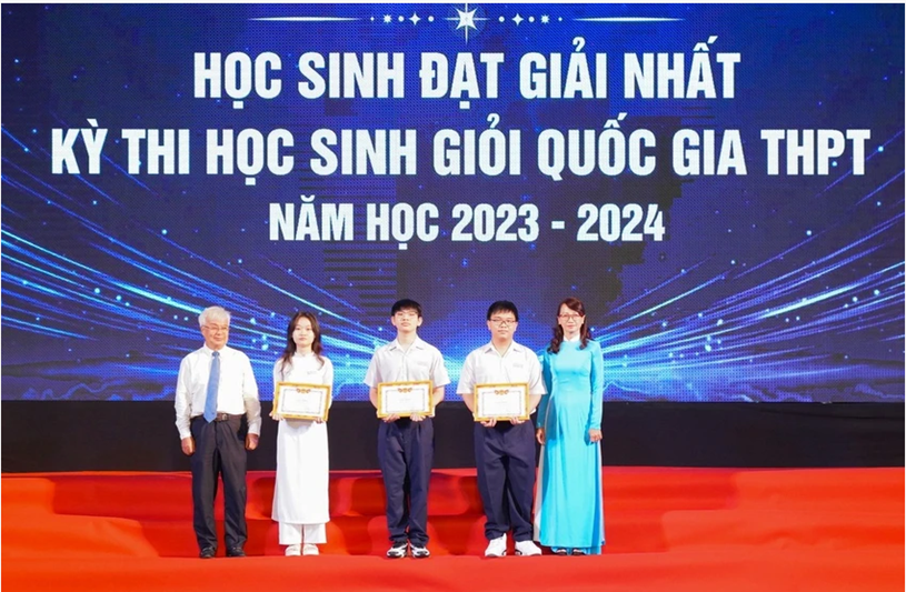 Trường Phổ thông Năng khiếu khen thưởng 3 em giải nhất kỳ thi học sinh giỏi quốc gia năm học 2023-2024, trong đó có hai em là Trần Trung Khang và Bùi Quang Duy được xét tuyển thẳng đại học. Ảnh: NT
