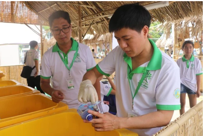 Người dân có chất thải độc hại như pin, bóng đèn, vỏ chai đựng hóa chất... có thể mang tới ngày hội Sống xanh để đổi lấy quà