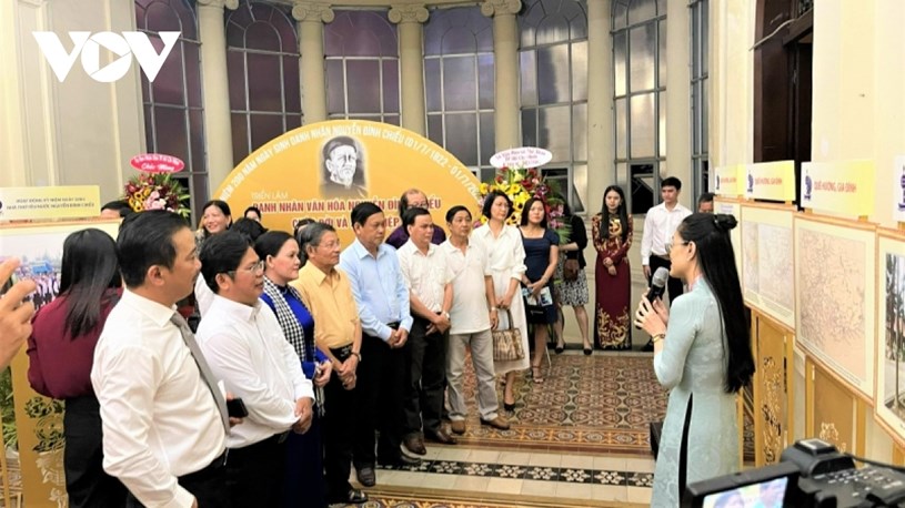 Các đại biểu nghe thuyết minh về các tư liệu tại triển lãm Danh nhân Nguyễn Đình Chiểu.