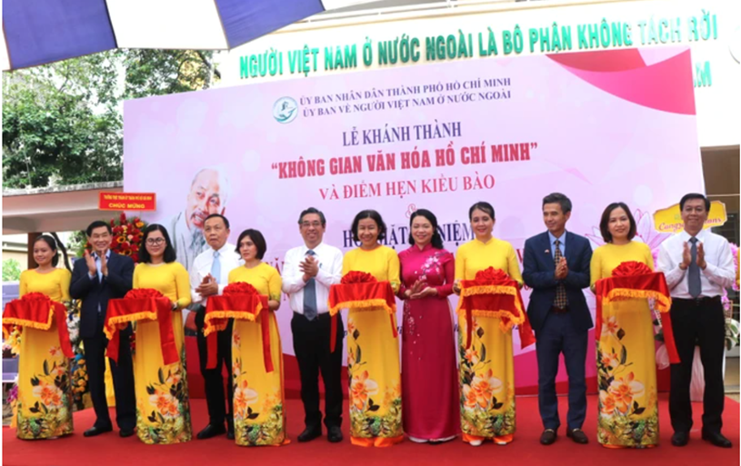 C&aacute;c đại biểu thực hiện nghi thức cắt băng kh&aacute;nh th&agrave;nh &ldquo;Kh&ocirc;ng gian văn h&oacute;a Hồ Ch&iacute; Minh v&agrave; &ldquo;Điểm hẹn kiều b&agrave;o&rdquo;