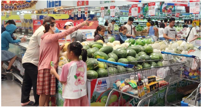Người dân chọn mua thực phẩm tại siêu thị MM Mega Market trên địa bàn TPHCM. Ảnh: KIÊN TRUNG