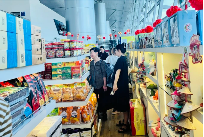 Khách trong nước và quốc tế chọn mua đồ lưu niệm Việt Nam tại sân bay quốc tế Tân Sơn Nhất cuối tháng 5-2024