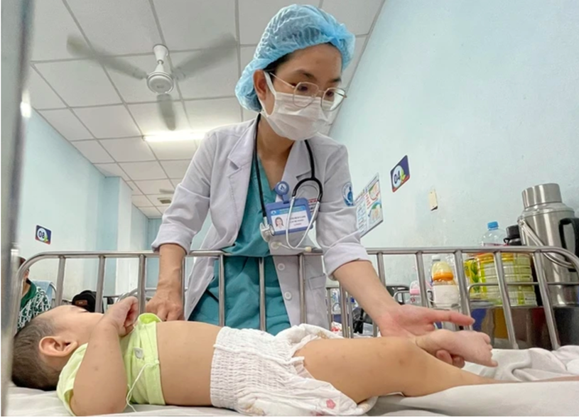 Bác sĩ Khoa Nhiễm - thần kinh, Bệnh viện Nhi đồng 1, thăm khám cho trẻ mắc bệnh tay chân miệng