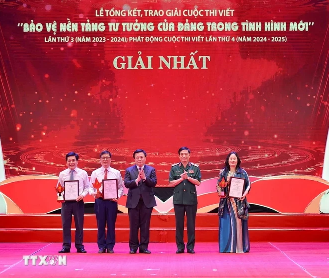 Đại tướng Phan Văn Giang, Ủy viên Bộ Chính trị, Bộ trưởng Bộ Quốc phòng và ông Nguyễn Xuân Thắng, Ủy viên Bộ Chính trị, Chủ tịch Hội đồng Lý luận Trung ương, Giám đốc Học viện Chính trị Quốc gia Hồ Chí Minh trao giải cho các tác giả, nhóm tác giả đoạt giải Nhất cuộc thi viết 