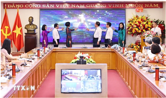 Trưởng Ban Tuyên giáo Trung ương Nguyễn Trọng Nghĩa, Tổng Giám đốc TTXVN Vũ Việt Trang cùng các lãnh đạo Ban Tuyên giáo Trung ương và TTXVN thực hiện nghi thức ra mắt Chuyên trang thông tin của TTXVN về bảo vệ nền tảng tư tưởng của Đảng, đấu tranh phản bác các luận điệu sai trái của các thế lực thù địch. (Ảnh: Minh Đức/TTXVN)