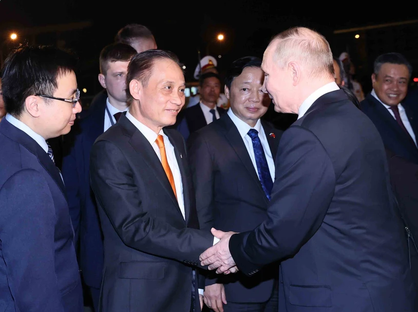 B&iacute; thư Trung ương Đảng, Trưởng ban Đối ngoại Trung ương L&ecirc; Ho&agrave;i Trung tiễn Tổng thống Li&ecirc;n bang Nga Vladimir Putin tại s&acirc;n bay quốc tế Nội B&agrave;i (H&agrave; Nội). (Ảnh: TTXVN)