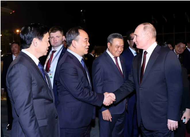 Đại biểu Việt Nam tiễn Tổng thống Li&ecirc;n bang Nga Vladimir Putin tại s&acirc;n bay quốc tế Nội B&agrave;i (H&agrave; Nội). (Ảnh: TTXVN)