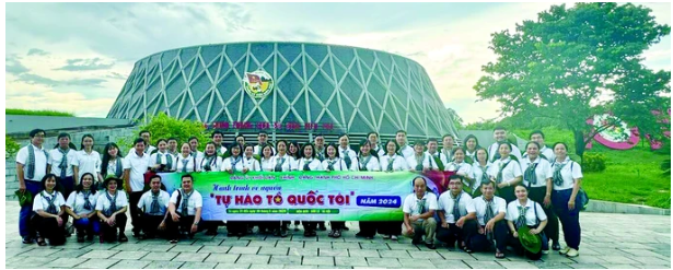 Đo&agrave;n về nguồn chụp h&igrave;nh lưu niệm tại Bảo t&agrave;ng Chiến thắng lịch sử Điện Bi&ecirc;n Phủ