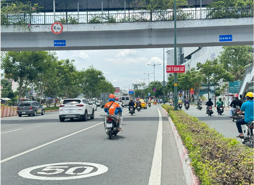 Biển báo giới hạn tốc độ ngay dưới mặt đường Phạm Văn Đồng.