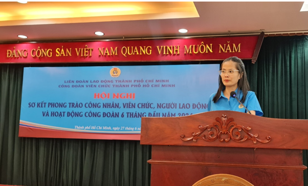 Đồng chí Nguyễn Thị Bích Liên, Phó Chủ tịch Công đoàn Viên chức Thành phố thông qua dự thảo báo cáo kết quả hoạt động phong trào công chức, viên chức, lao động