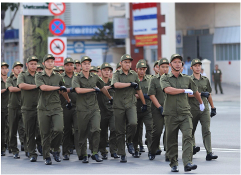 Lực lượng an ninh trật tự tại cơ sở diễu h&agrave;nh tại buổi lễ.&nbsp;Ảnh: CATP