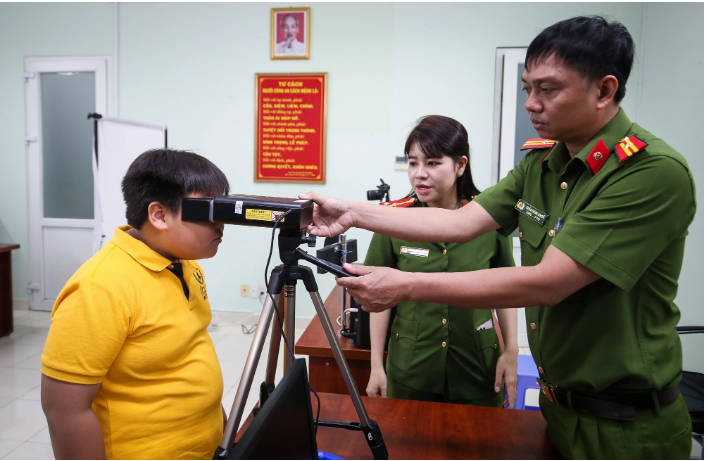 Trẻ em từ 6 tuổi trở lên đi làm TCC sẽ được thu nhận mống mắt, vân tay, chụp ảnh