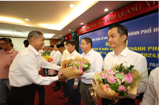 Chúc mừng các Ủy viên Ủy ban MTTQ Việt Nam TPHCM. Ảnh: DŨNG PHƯƠNG