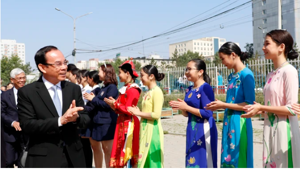 Học sinh Trường Hồ Chí Minh chào đón Bí thư Thành ủy TPHCM cùng đoàn đến thăm. Ảnh: NGÔ BÌNH