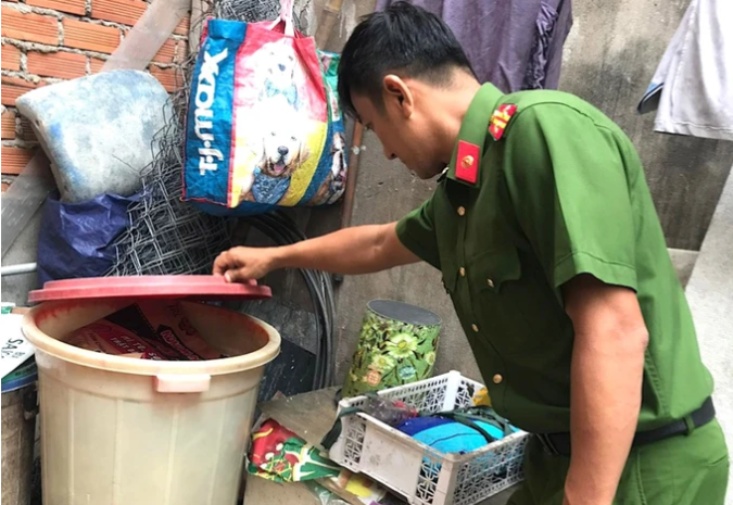 Lực lượng chức năng xã Vĩnh Lộc B, huyện Bình Chánh kiểm tra các vật dụng chứa nước nhằm triệt nguồn lăng quăng