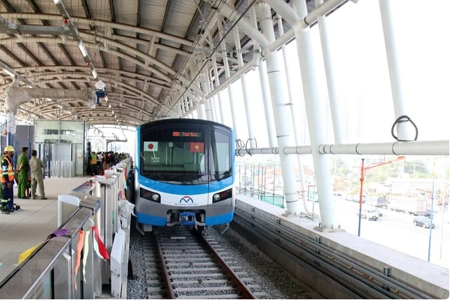 Tàu metro số 1 (Bến Thành-Suối Tiên) dừng ở ga Bình Thái. (Ảnh: Tiến Lực/TTXVN)