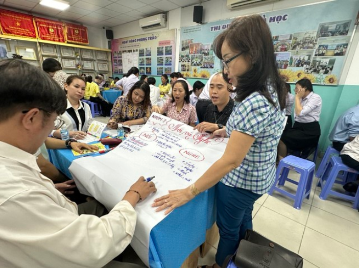 Giáo viên tại TP.HCM tập huấn sách giáo khoa chuẩn bị cho năm học mới