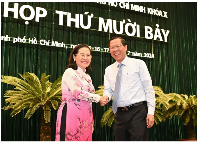 Chủ tịch UBND TPHCM Phan Văn M&atilde;i v&agrave; Chủ tịch HĐND TPHCM ch&uacute;c mừng kỳ họp thứ 17 HĐND TPHCM th&agrave;nh c&ocirc;ng tốt đẹp. Ảnh: VIỆT DŨNG