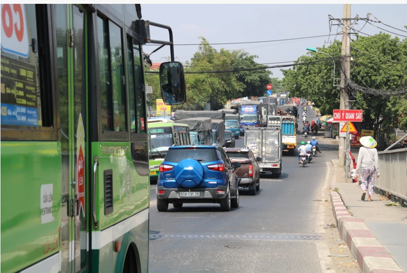 Xe xếp hàng trên đường Nguyễn Văn Bứa, huyện Hóc Môn. Ảnh: NT