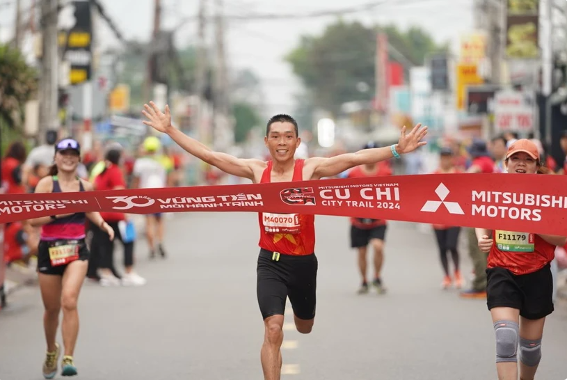 Hoàng Văn Hơn giành chức vô địch cự ly marathon 42km.