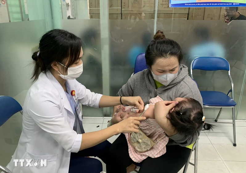 Tiêm vaccine phòng bệnh sởi cho trẻ em. (Ảnh: Đinh Hằng/TTXVN)