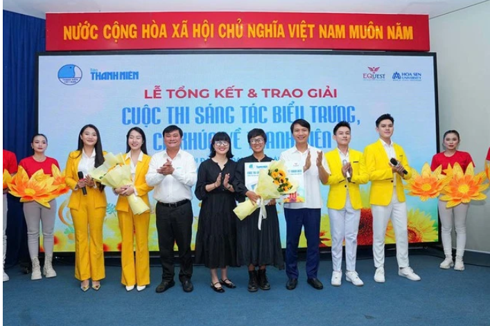 Anh Nguyễn Ngọc Lương và nhà báo Nguyễn Ngọc Toàn trao giải nhất cuộc thi sáng tác Ca khúc về thanh niên tuyên truyền Đại hội đại biểu toàn quốc Hội Liên hiệp Thanh niên Việt Nam lần thứ IX cho tác giả Mai Trâm