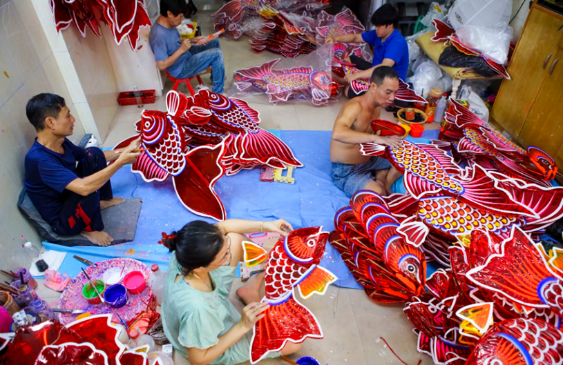 Gia đình ông Nguyễn Trọng Thành quận 11 có kinh nghiệm làm đèn trung thu truyền thống hơn 50 năm. Ảnh: NGUYỆT NHI