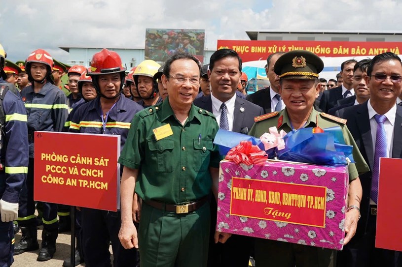 B&iacute; thư Th&agrave;nh ủy TP. HCM Nguyễn Văn N&ecirc;n tặng qu&agrave; c&aacute;c lực lượng tại buổi diễn tập.&nbsp;