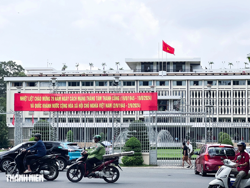 Băng rôn chào mừng ngày Quốc khánh treo trang trọng trước cổng Dinh Độc Lập (Q.1).