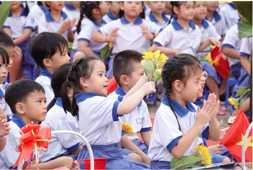 "S&aacute;ng đầu thu trong xanh/ Em mặc quần &aacute;o mới/ Đi đ&oacute;n ng&agrave;y khai trường/ Vui như l&agrave; đi hội/ Gặp bạn, cười hớn hở/ Đứa tay bắt mặt mừng/ Đứa &ocirc;m vai b&aacute; cổ/ Cặp s&aacute;ch đ&ugrave;a tr&ecirc;n lưng..." (thơ Nguyễn B&ugrave;i Vợi) ẢNH: Đ&Agrave;O NGỌC THẠCH