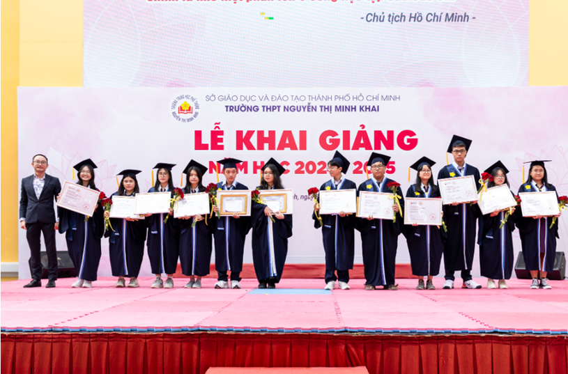 Trong lễ khai giảng tại ngôi trường 111 năm tuổi, các học sinh xuất sắc khối lớp 12 năm học 2023-2024 (có thành tích cao trong kỳ thi tốt nghiệp THPT, kỳ thi đánh giá năng lực ĐH Quốc gia TP.HCM, thủ khoa trường các khối A, A1, B, C, D…) được trao học bổng học IELTS  ẢNH: PHƯƠNG HÀ