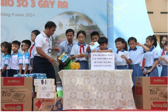 Các em học sinh, người mang heo đất, người mang tập vở, bánh kẹo, tiền tiết kiệm... ủng hộ cho bà con vùng thiên tai