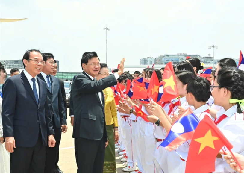 Bí thư Thành ủy TPHCM Nguyễn Văn Nên đón Tổng Bí thư, Chủ tịch nước Lào Thongloun Sisoulith tại sân bay Tân Sơn Nhất. Ảnh: VIỆT DŨNG