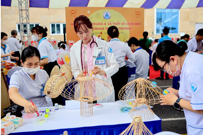 Chị Quan Thủy Ti&ecirc;n, (giữa, b&aacute;c sĩ Khoa tim mạch) cho biết: "Đ&acirc;y kh&ocirc;ng chỉ l&agrave; s&acirc;n chơi d&agrave;nh cho c&aacute;c&nbsp;nh&acirc;n vi&ecirc;n y tế&nbsp;m&agrave; c&ograve;n l&agrave; của c&aacute;c em nhỏ, bệnh viện lu&ocirc;n quan t&acirc;m đến&nbsp;sức khỏe&nbsp;v&agrave; tinh thần của c&aacute;c con, v&igrave; vậy, dịp n&agrave;y mọi người đều muốn c&aacute;c con c&oacute; kh&ocirc;ng kh&iacute; trung thu vui vẻ, từ đ&oacute; mau hồi phục hơn" - chị Ti&ecirc;n n&oacute;i.