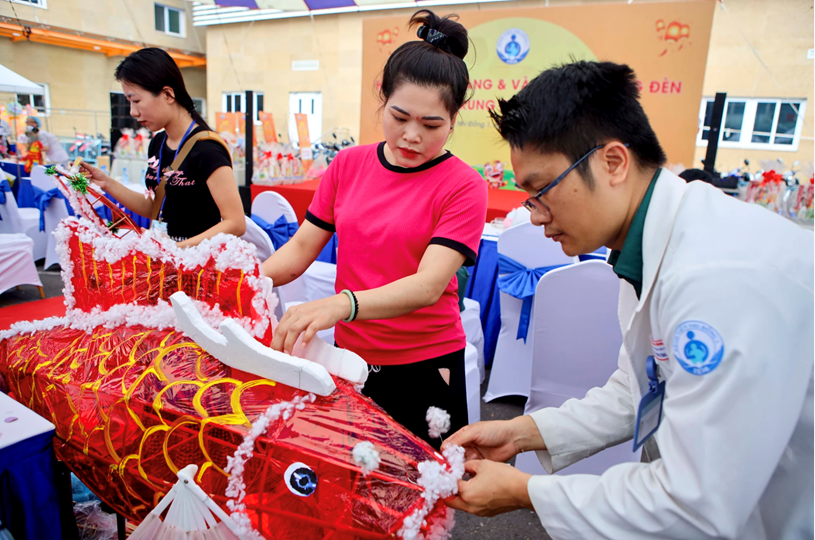 B&aacute;c sĩ Khoa Ngoại thận tiết niệu c&ugrave;ng c&aacute;c th&acirc;n nh&acirc;n l&agrave;m lồng đ&egrave;n c&aacute; ch&eacute;p h&oacute;a rồng.