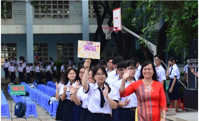 Trường THPT Thạnh Lộc, Q.12 cấm học sinh dùng điện thoại trong 8 tiết chính khóa tại trường, kể cả giờ ra chơi