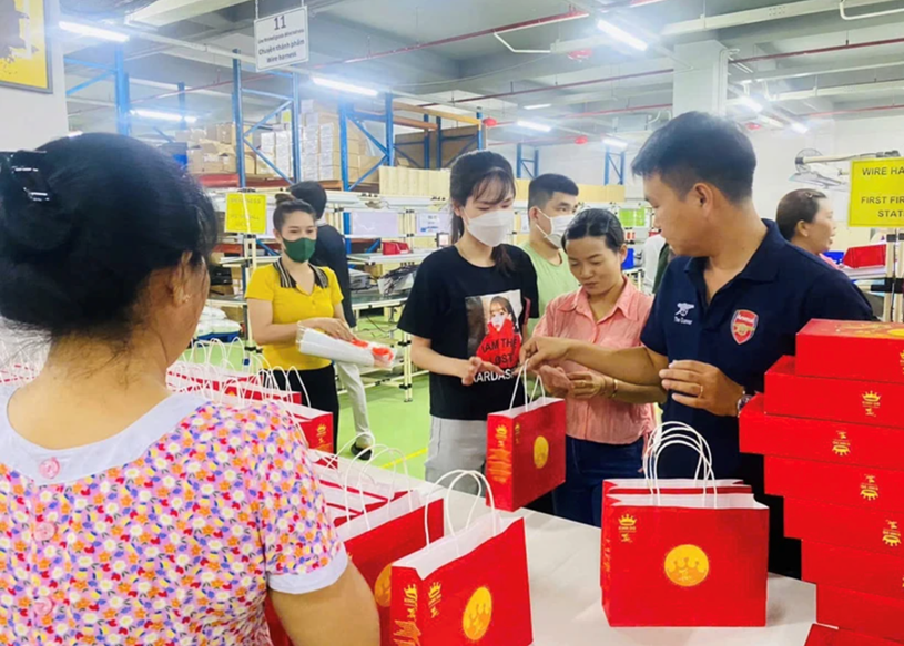 Trao tặng b&aacute;nh trung thu cho c&ocirc;ng nh&acirc;n lao động.