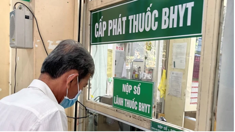 Người d&acirc;n nhận thuốc BHYT tại Bệnh viện Mắt TPHCM