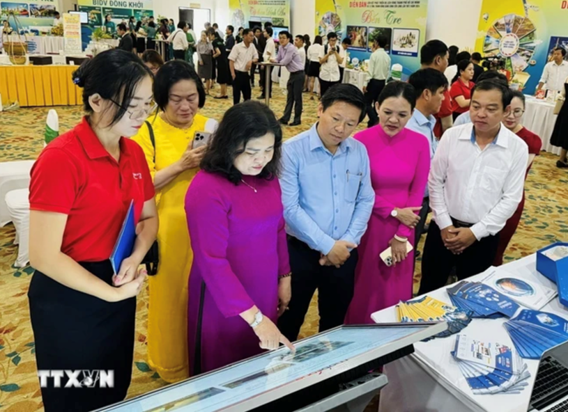 Lãnh đạo tỉnh Bến Tre tham quan khu trưng bày, giới thiệu mô hình đổi mới sáng tạo; chuyển đổi số du lịch và sản phẩm OCOP của doanh nghiệp lữ hành các tỉnh, thành. (Ảnh: Công Trí/TTXVN)