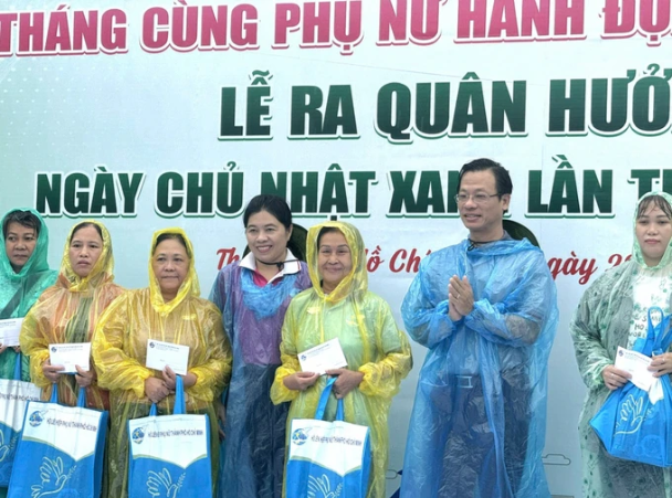 Chủ tịch Hội LHPN TPHCM v&agrave; Ph&oacute; Chủ tịch UBND quận 12 tặng qu&agrave; người d&acirc;n quận 12